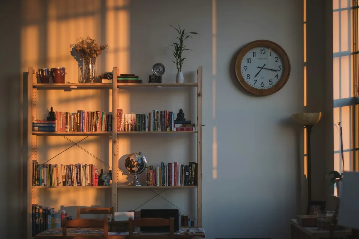Eingebauter Bücherschrank im Wohnzimmer