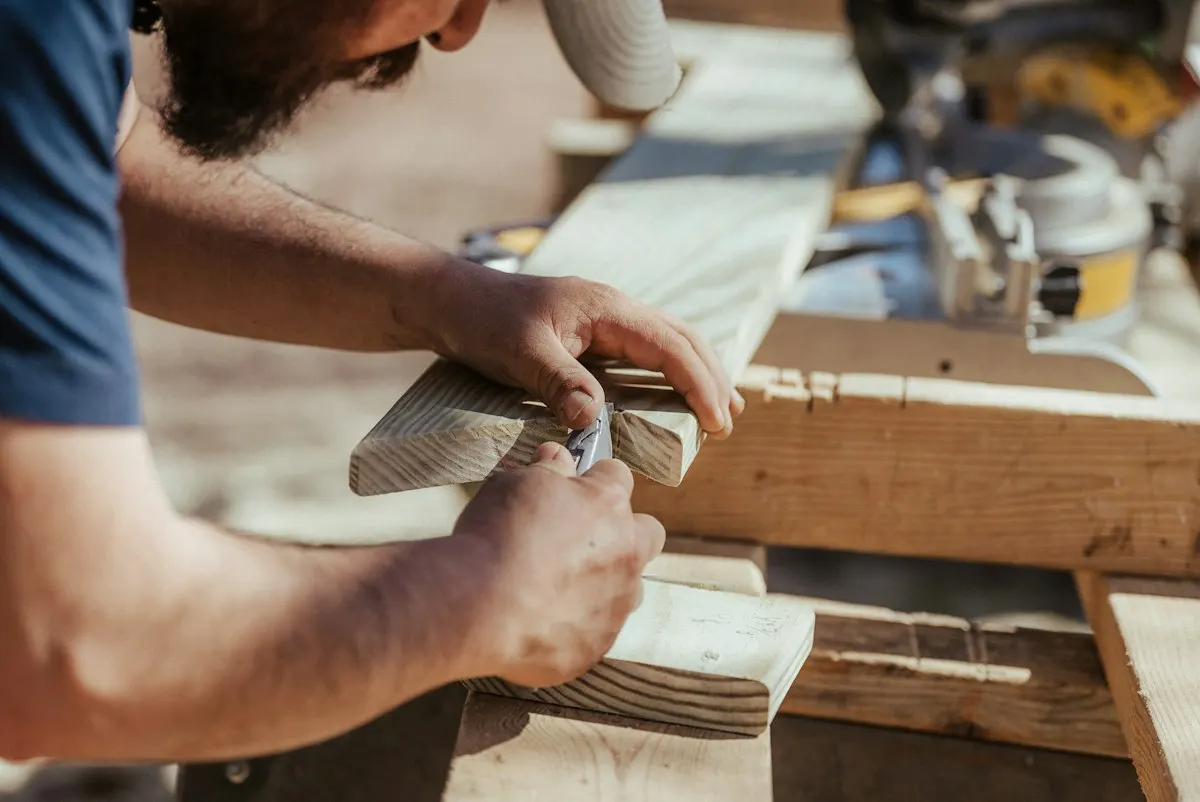 Tischler bei der Arbeit